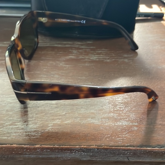 Tom Ford TF 593 52N Stephen brown tortoise sunglasses with brown soft logo case